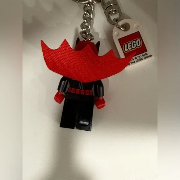 Lego DC Batwoman Minifig keychain / keyring (retired, bought in ‘21 or ‘22) - Picture 4 of 6